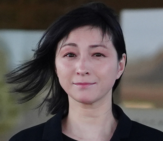 釈放され、警察署を出る広末涼子（撮影・清水貴仁）