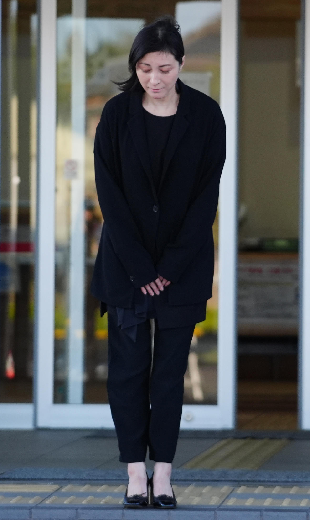 釈放され、頭を下げる広末涼子（撮影・清水貴仁）