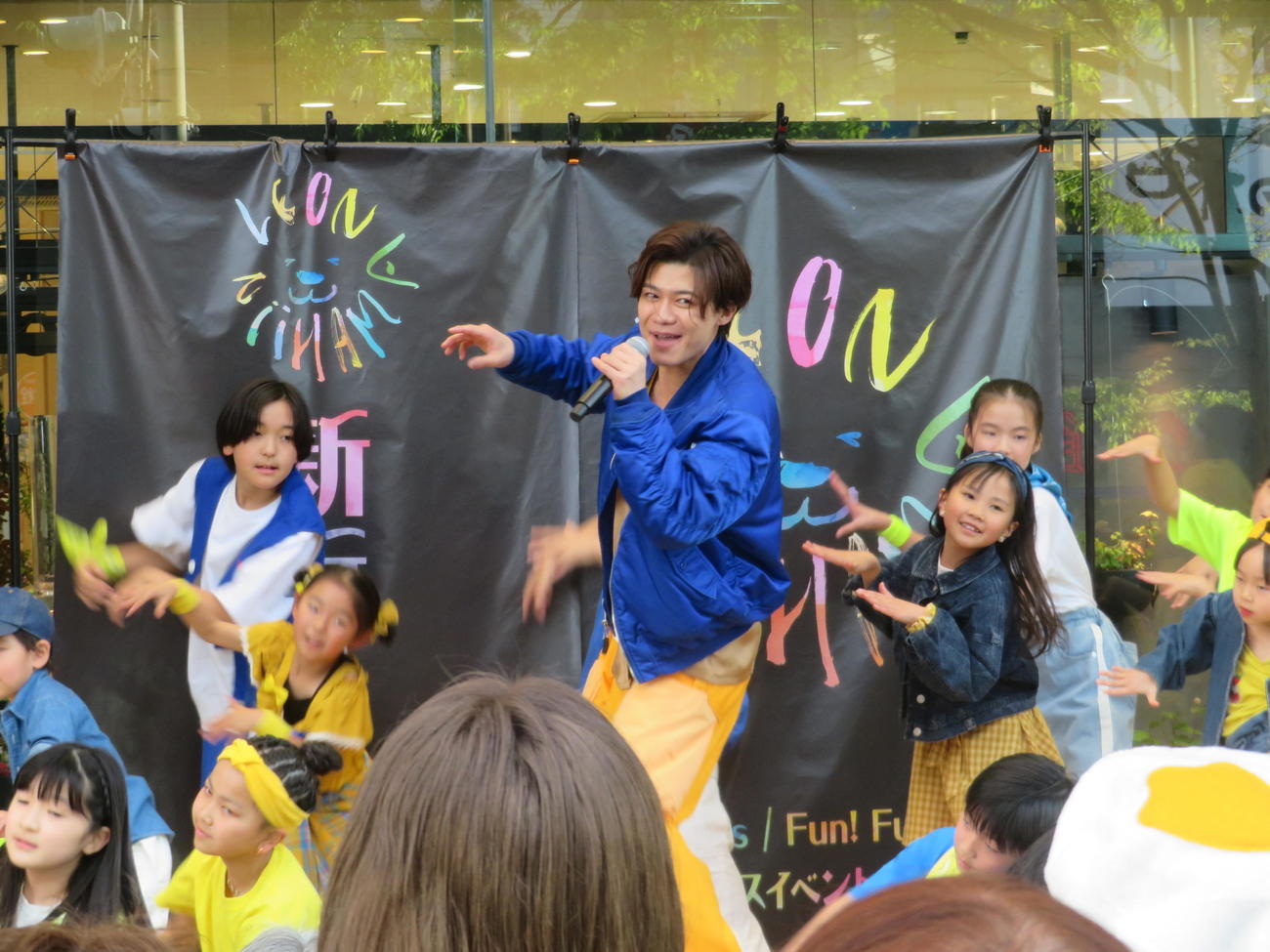 キッズダンサーと「Fun！Fun！Fun！」を披露する新浜レオン