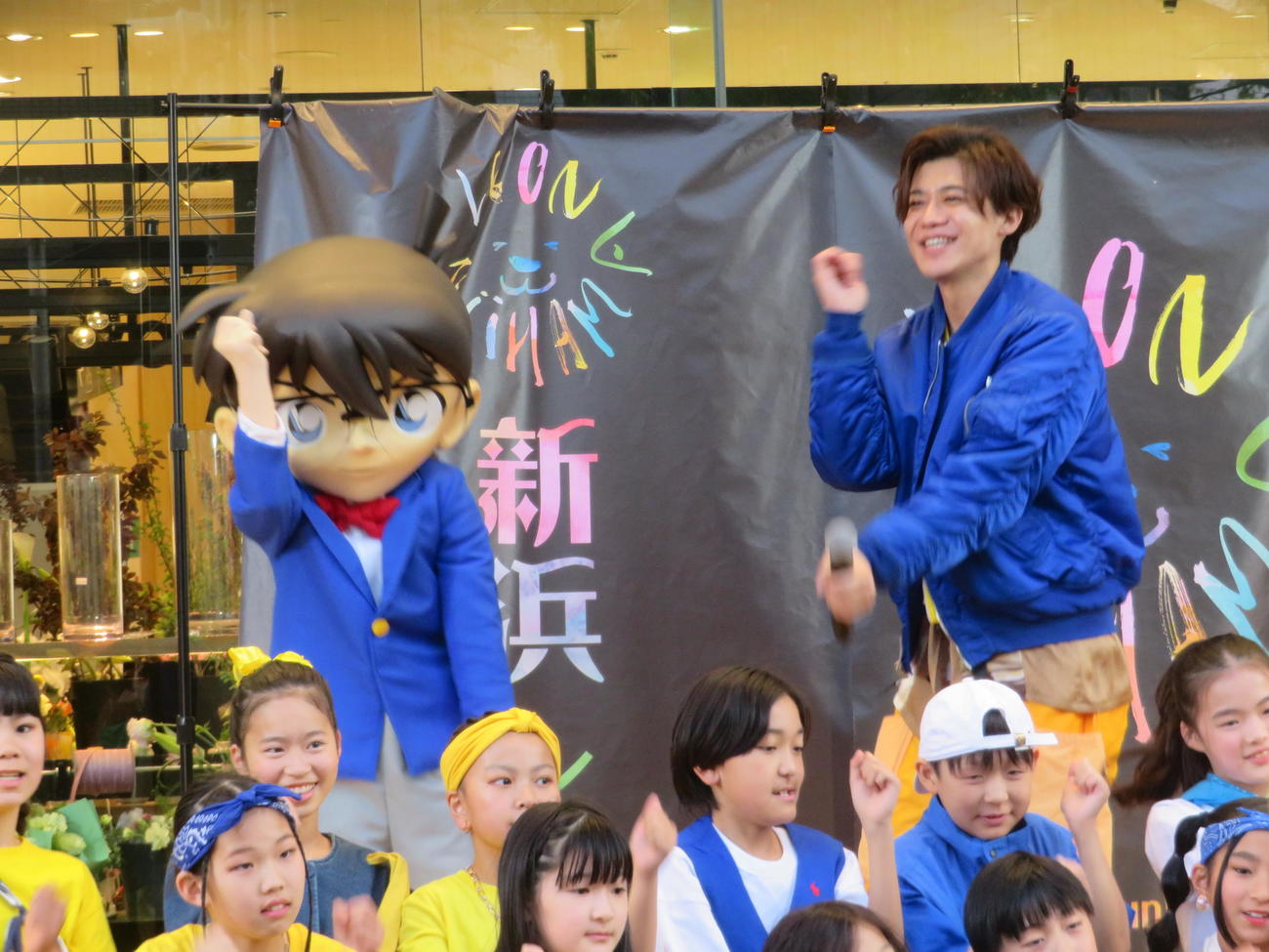 「Fun！Fun！Fun！」をコナンとコラボする新浜レオン（右）　（C）青山剛昌／小学館・読売テレビ・TMS1996