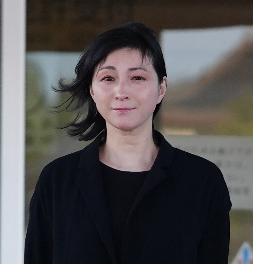 釈放され、警察署を出る広末涼子（撮影・清水貴仁）