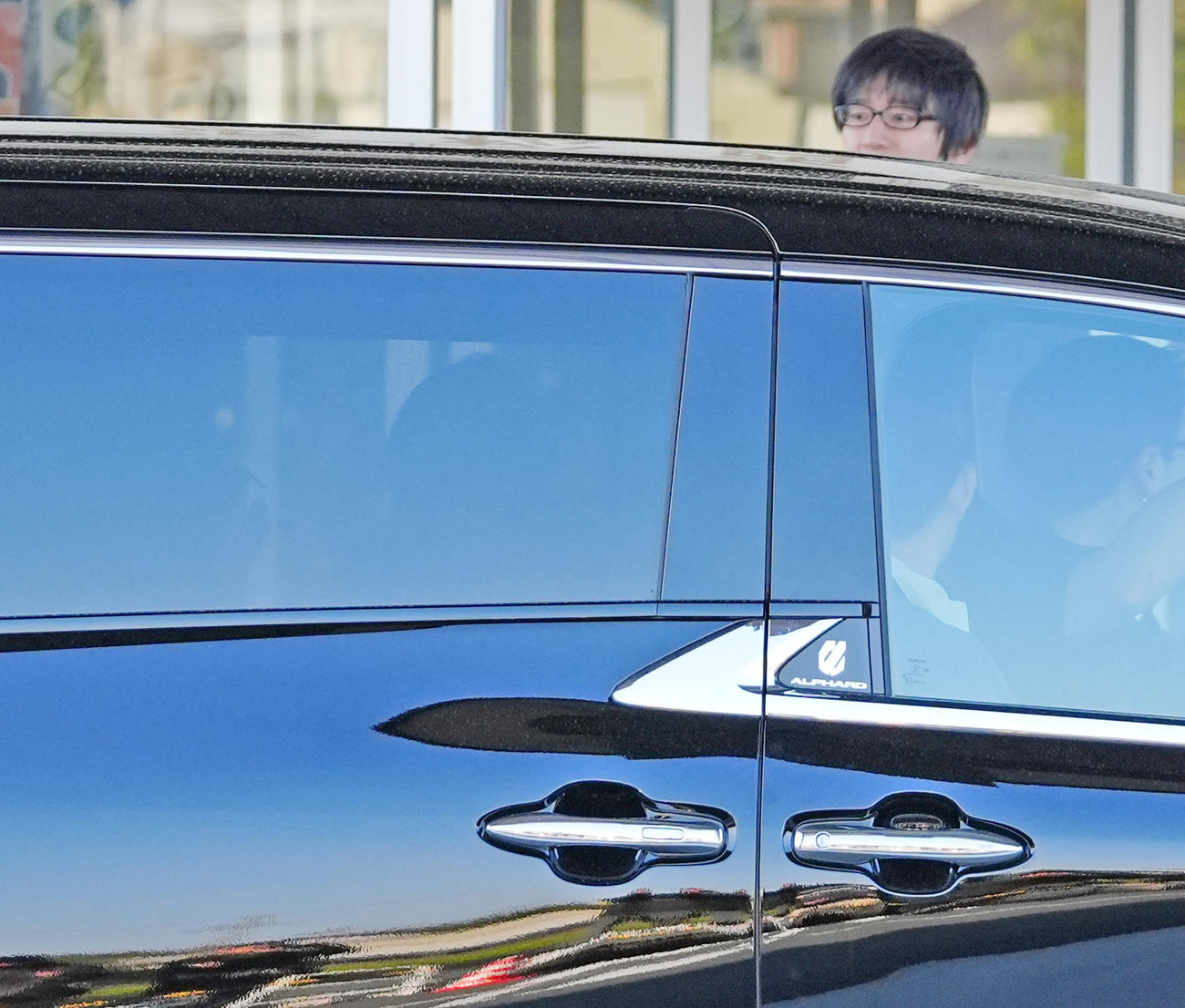 釈放され、移動車両の後部座席に乗り込む広末涼子（撮影・清水貴仁）