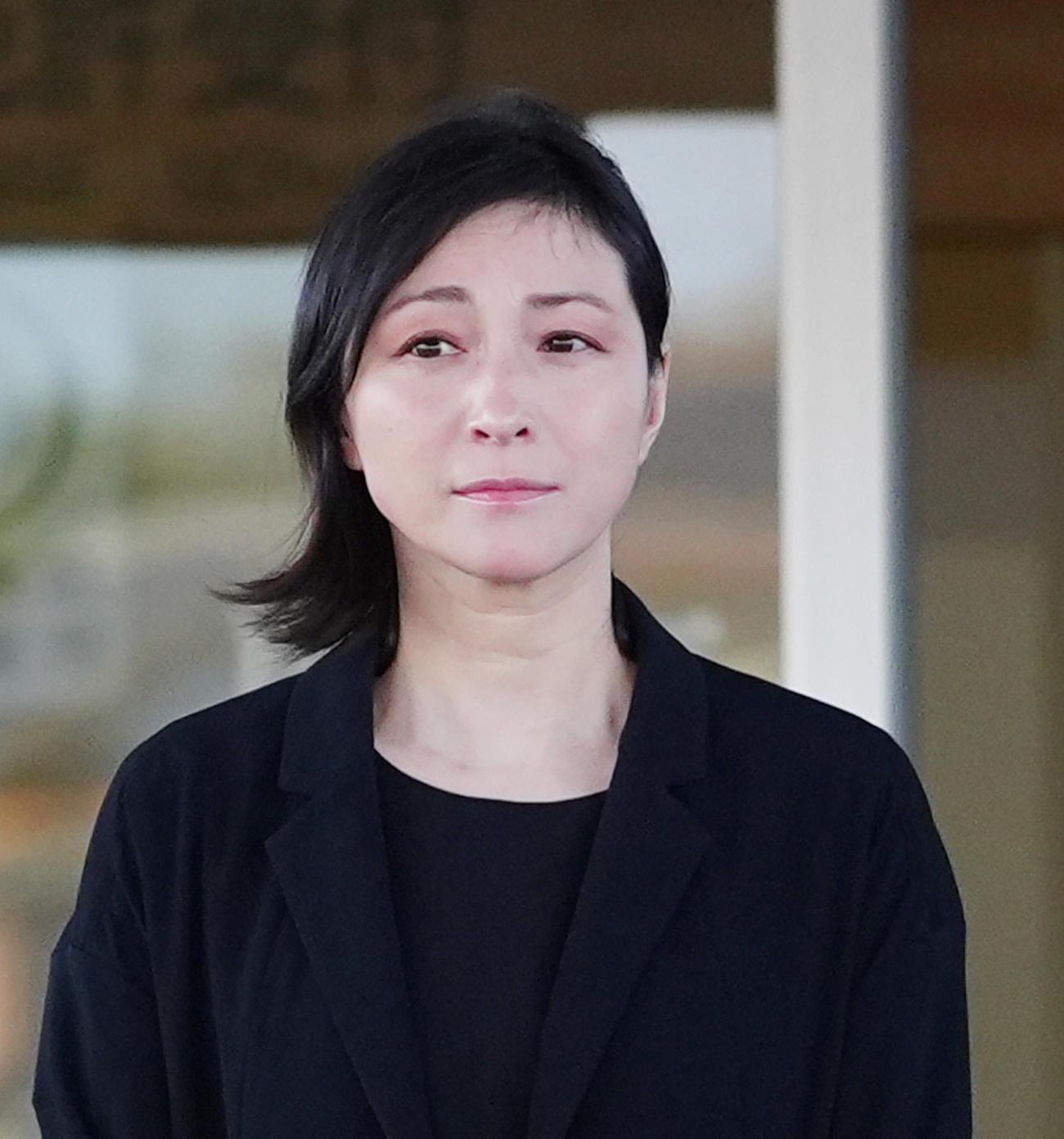 釈放され、警察署を出る広末涼子（撮影・清水貴仁）