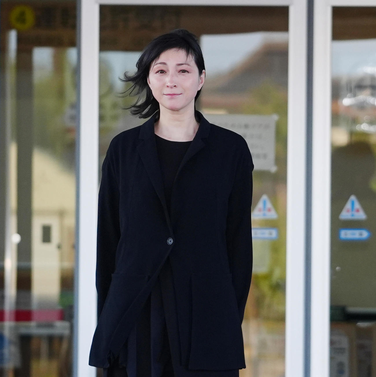 釈放され、警察署を出る広末涼子（撮影・清水貴仁）