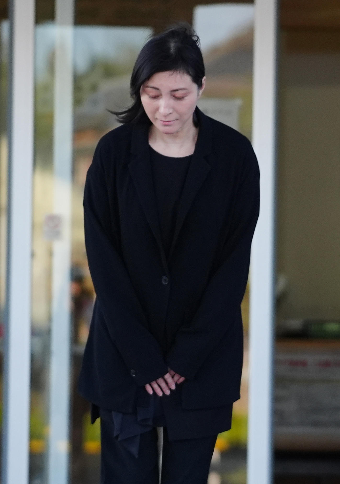 釈放され、頭を下げる広末涼子（撮影・清水貴仁）