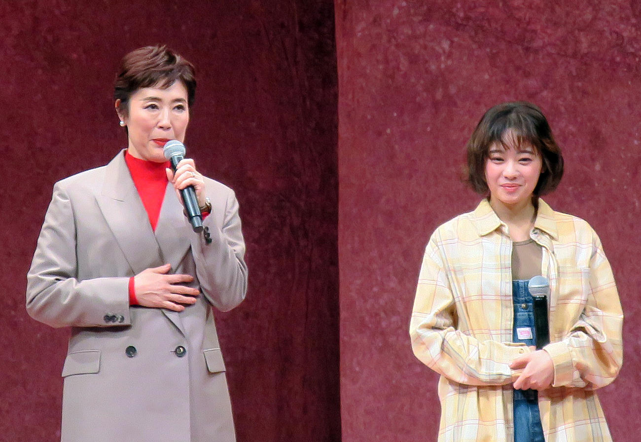 舞台「リンス・リピート－そして、再び繰り返す－」取材会で。左から、寺島しのぶ、吉柳咲良