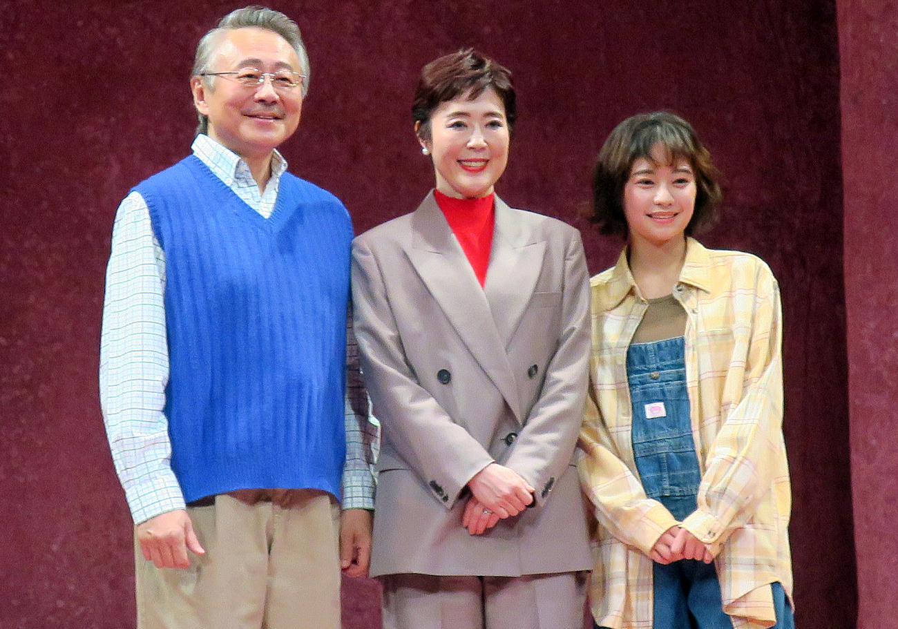 舞台「リンス・リピート－そして、再び繰り返す－」取材会で。左から、松尾貴史、寺島しのぶ、吉柳咲良