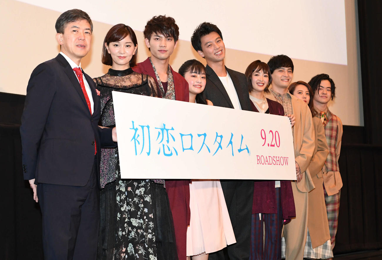 映画「初恋ロスタイム」の完成披露上映会に登場した出演者たち。左から河合勇人監督、石橋杏奈、板垣瑞生さん、吉柳咲良、竹内涼真、主題歌を歌った緑黄色社会（2019年9月撮影）