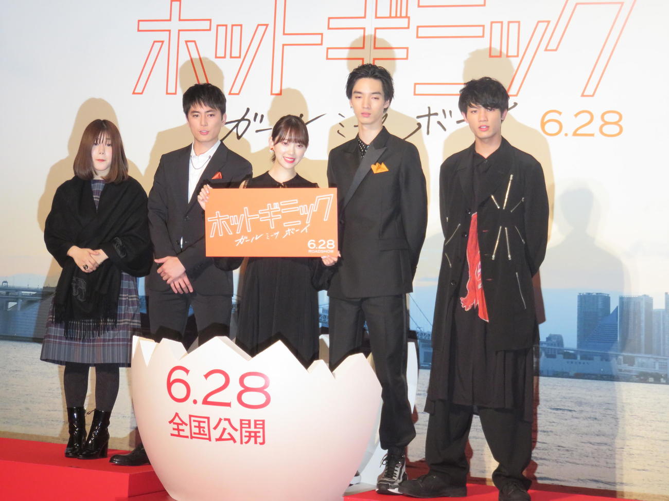 12日、映画「ホットギミック　ガールミーツボーイ」完成披露舞台あいさつに登場した、左から山戸結希監督、間宮祥太朗、堀未央奈、清水尋也、板垣瑞生さん（2019年6月撮影）