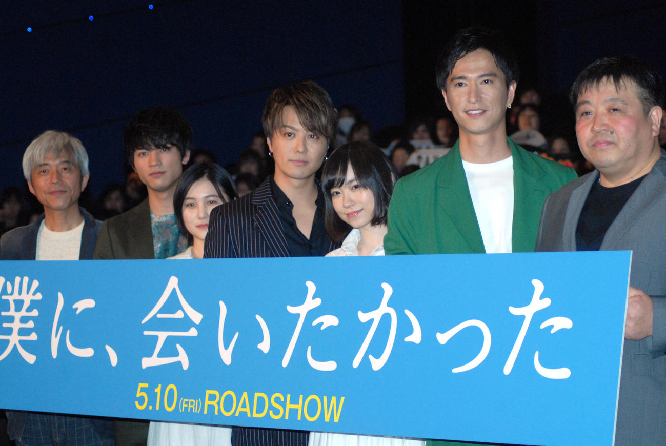 映画「僕に、会いたかった」完成披露上映会に出席した、左から小市慢太郎、板垣瑞生さん、山口まゆ、TAKAHIRO、柴田杏花、秋山真太郎、錦織良成監督（2019年4月撮影）