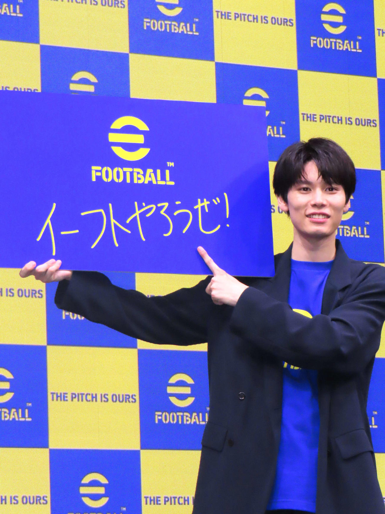 「eFootball」コミュニティアンバサダー就任発表会で、手書きのメッセージを指さす萩原利久（2025年4月撮影）
