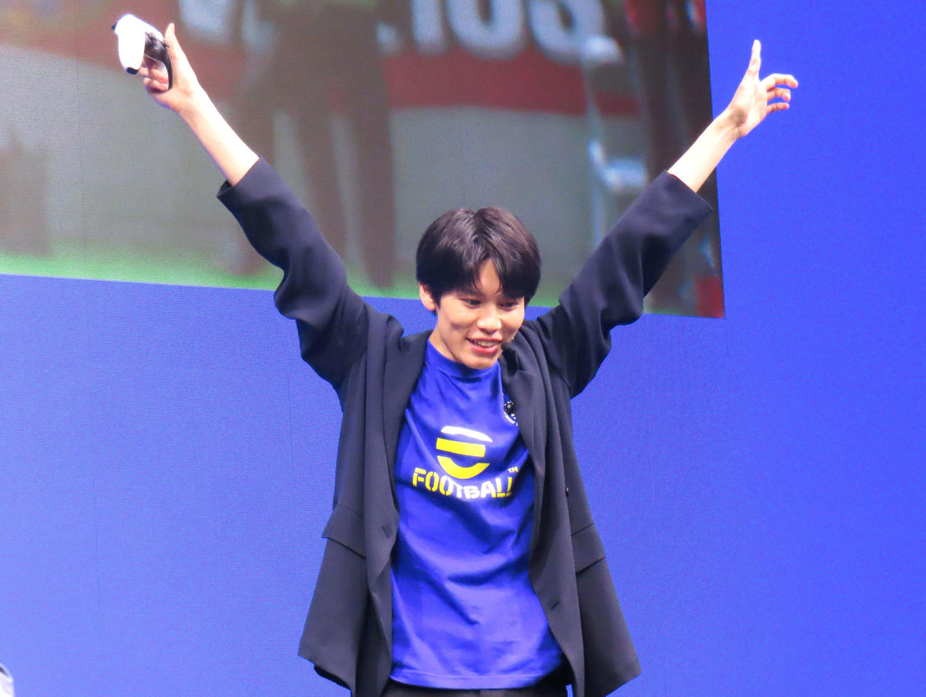 「eFootball」をプレーし、盛り上がる萩原利久（2025年4月撮影）