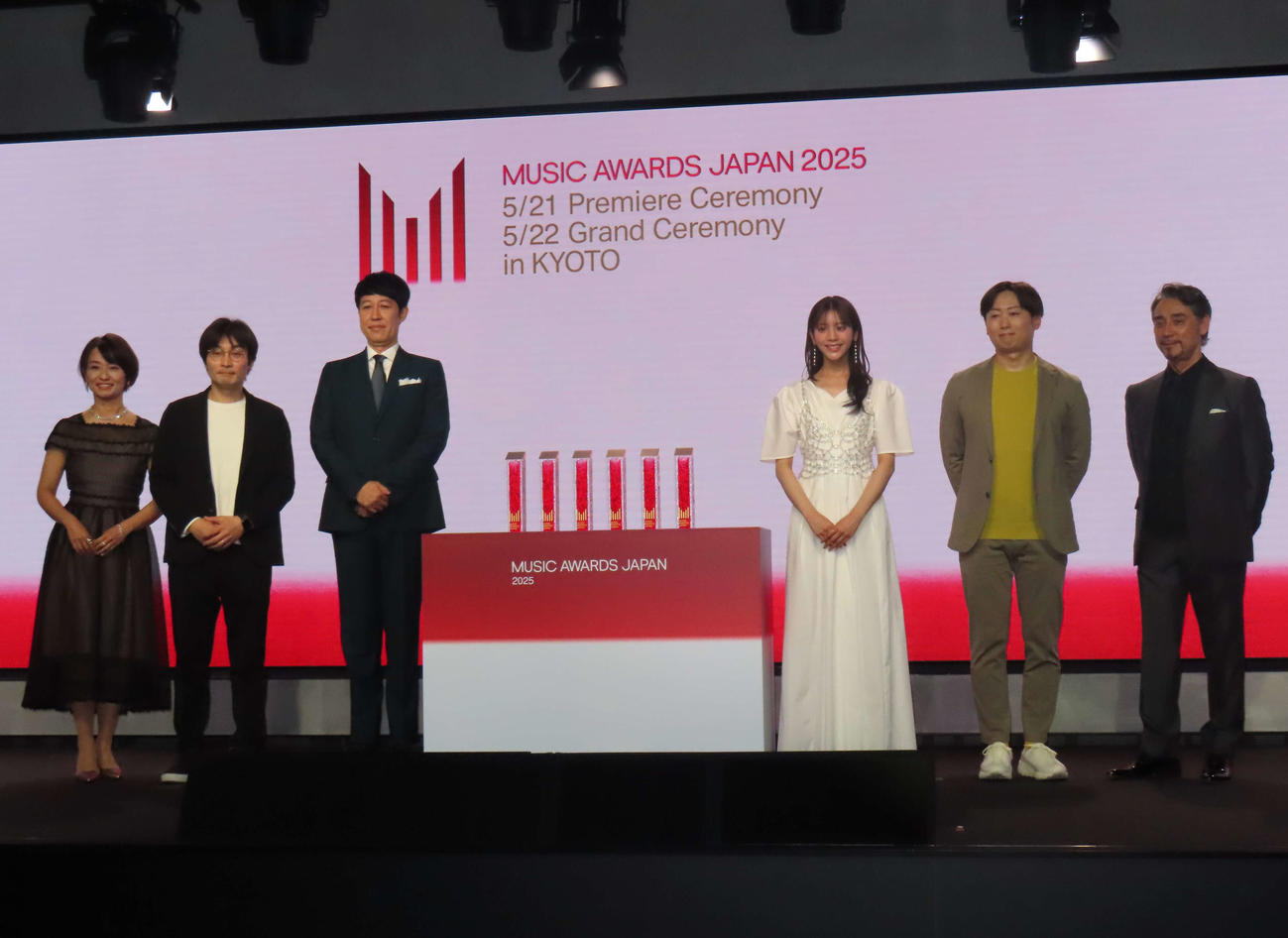 「MUSIC AWARDS JAPAN　ノミネート作品発表会」に登壇した、左から住吉美紀、柴那典氏、小籔千豊、貴島明日香、松島功氏、クリス・ペプラー