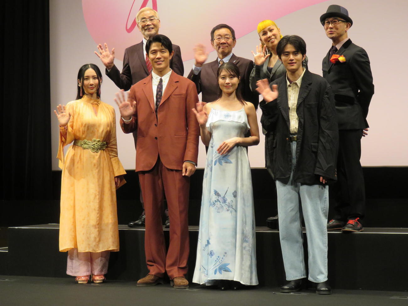映画「花まんま」完成披露プレミア試写会に登壇した、上段左からオール巨人、オール阪神、AI、前田哲監督、下段左からファーストサマーウイカ、鈴木亮平、有村架純、鈴鹿央士