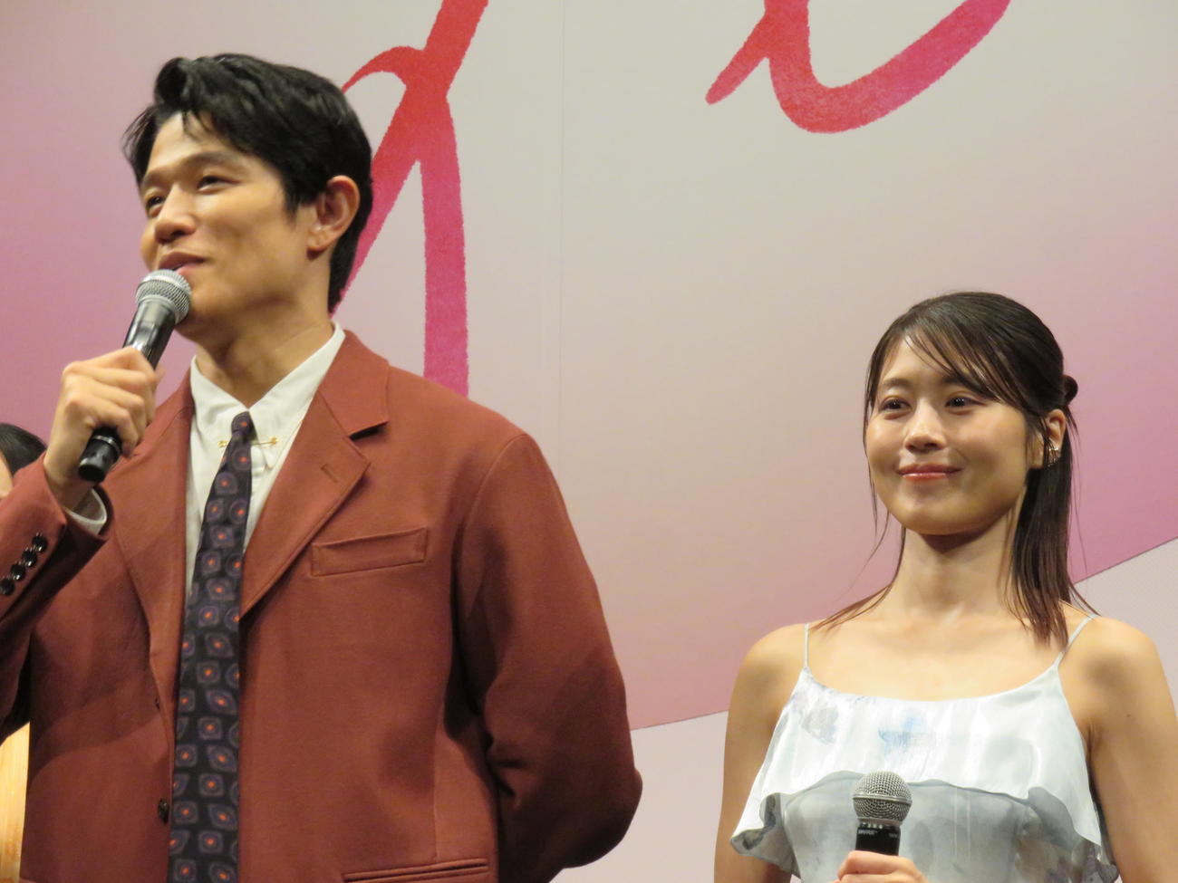 映画「花まんま」完成披露プレミア試写会に登壇した鈴木亮平（左）と有村架純