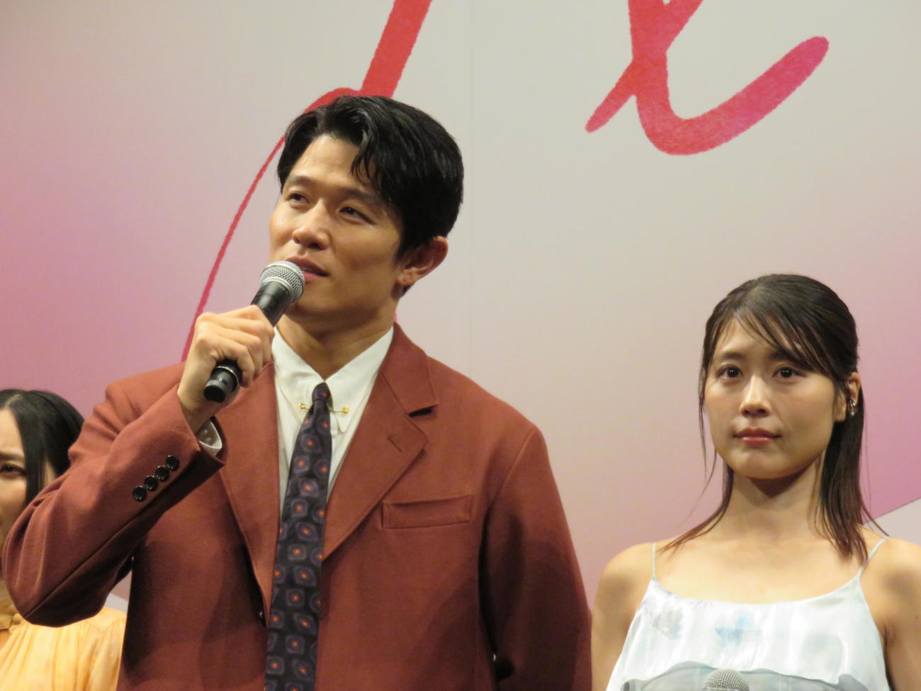 映画「花まんま」完成披露プレミア試写会に登壇した鈴木亮平（左）と有村架純
