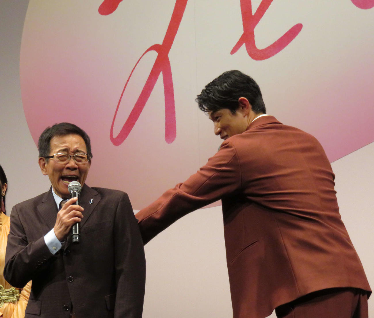映画「花まんま」完成披露プレミア試写会で、オール阪神（左）とネタを披露する鈴木亮平