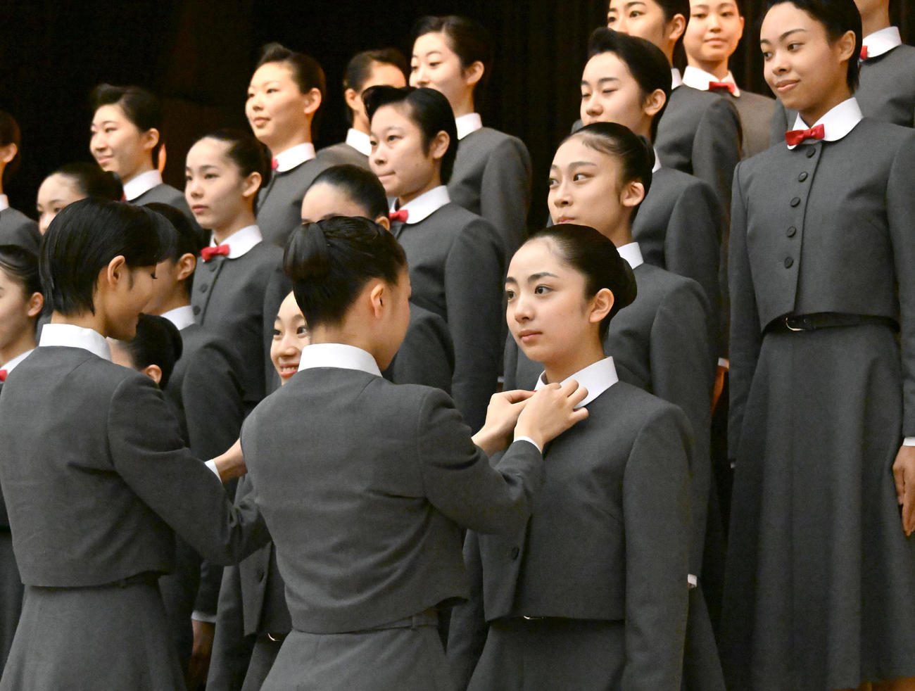上級生に身だしなみを整えてもらう新入生ら（撮影・石井愛子）