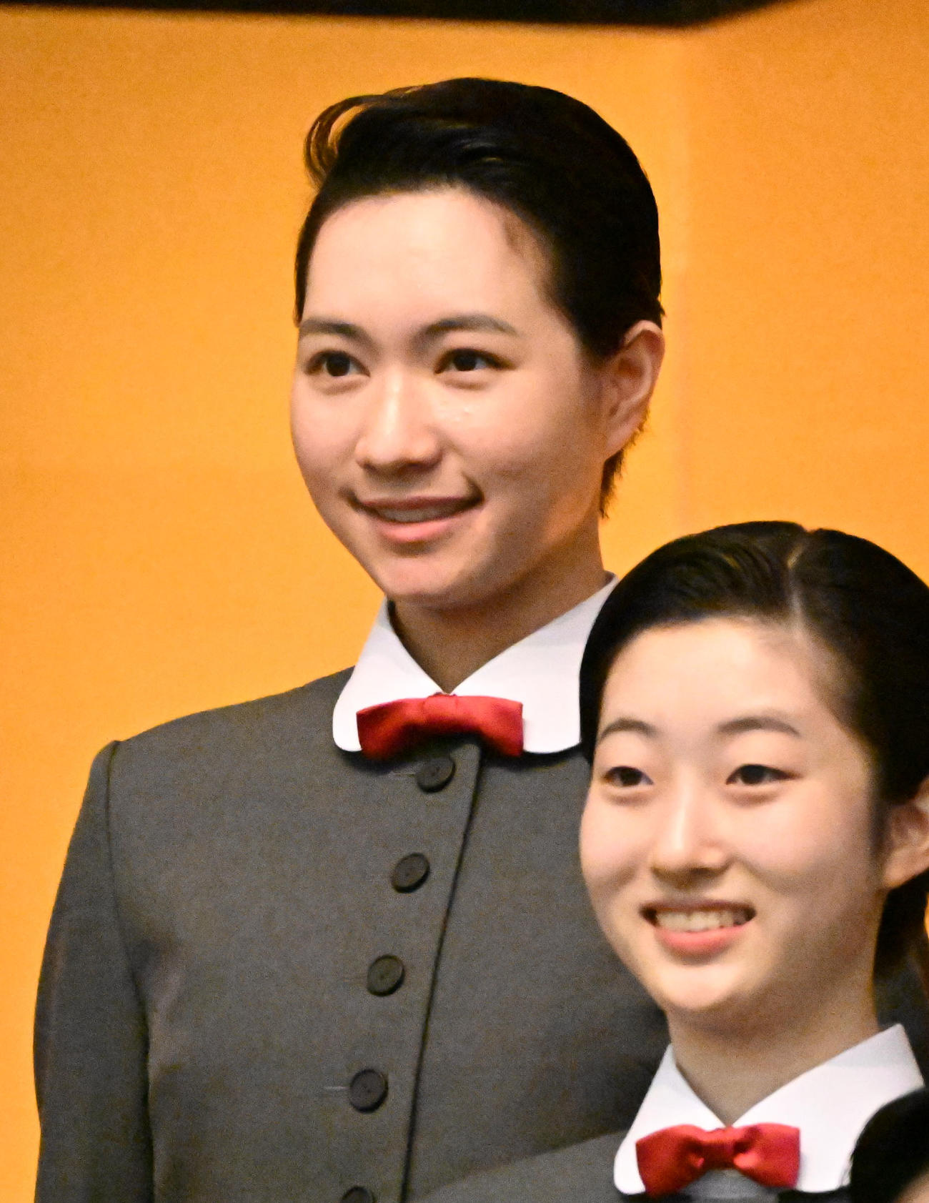 宝塚音楽学校に入学した元巨人林昌範氏と亀井京子アナウンサーの長女、林心優さん（左）（撮影・石井愛子）