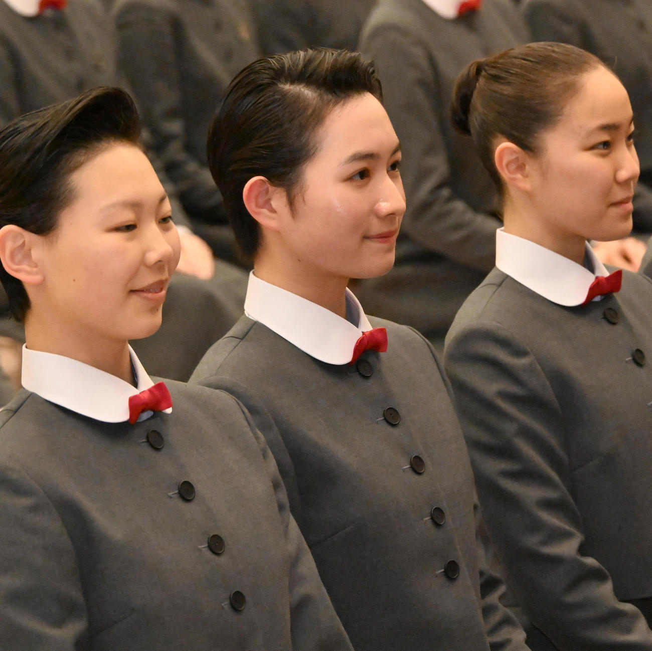 宝塚音楽学校に入学した元巨人林昌範氏と亀井京子アナウンサーの長女、林心優さん（中央）（撮影・石井愛子）
