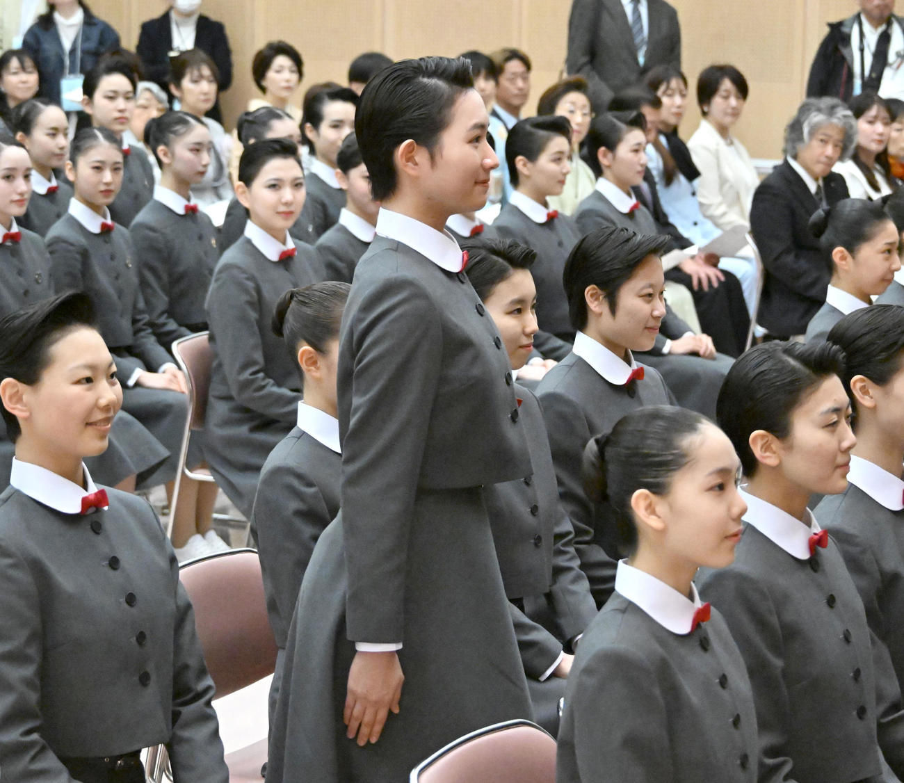 宝塚音楽学校に入学した元巨人林昌範氏と亀井京子アナウンサーの長女、林心優さん（中央）（撮影・石井愛子）