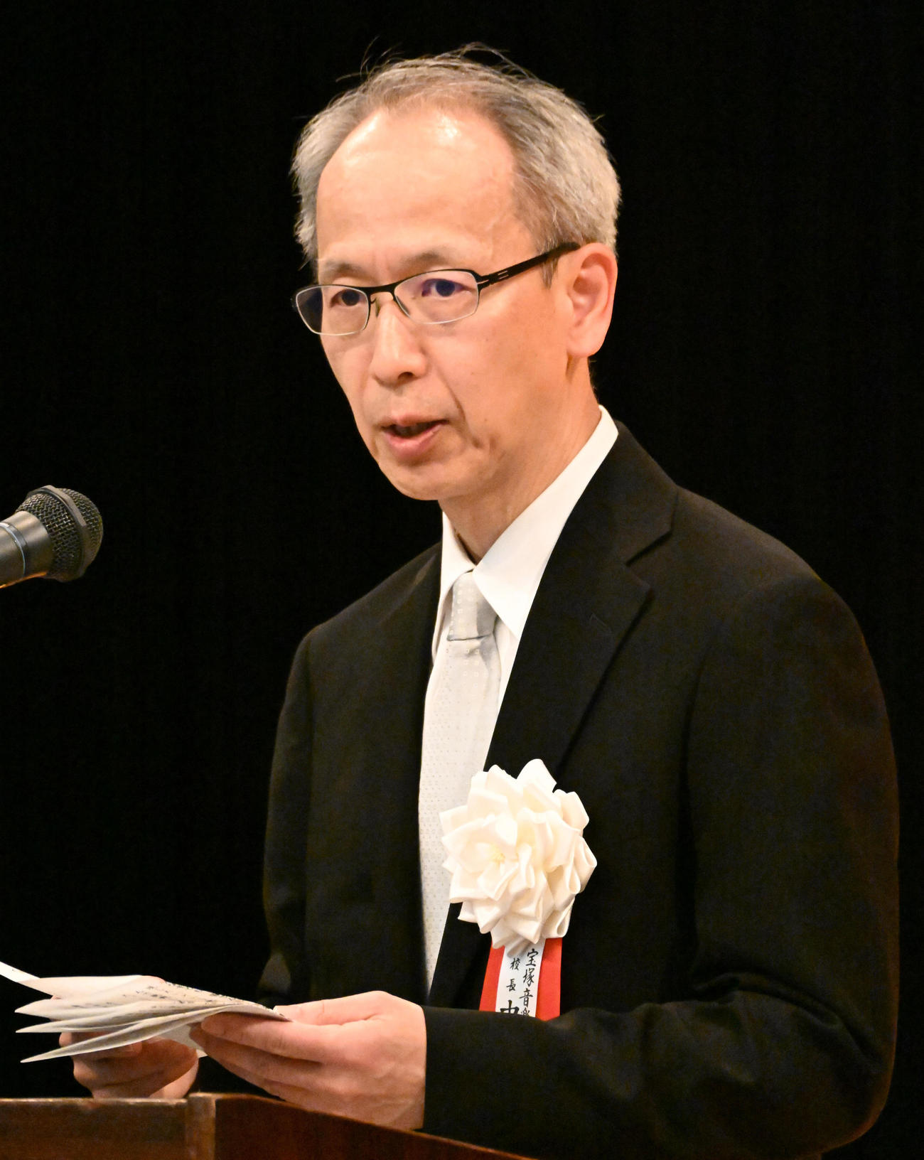 入学式であいさつをする宝塚音楽学校の中西達也校長（撮影・石井愛子）
