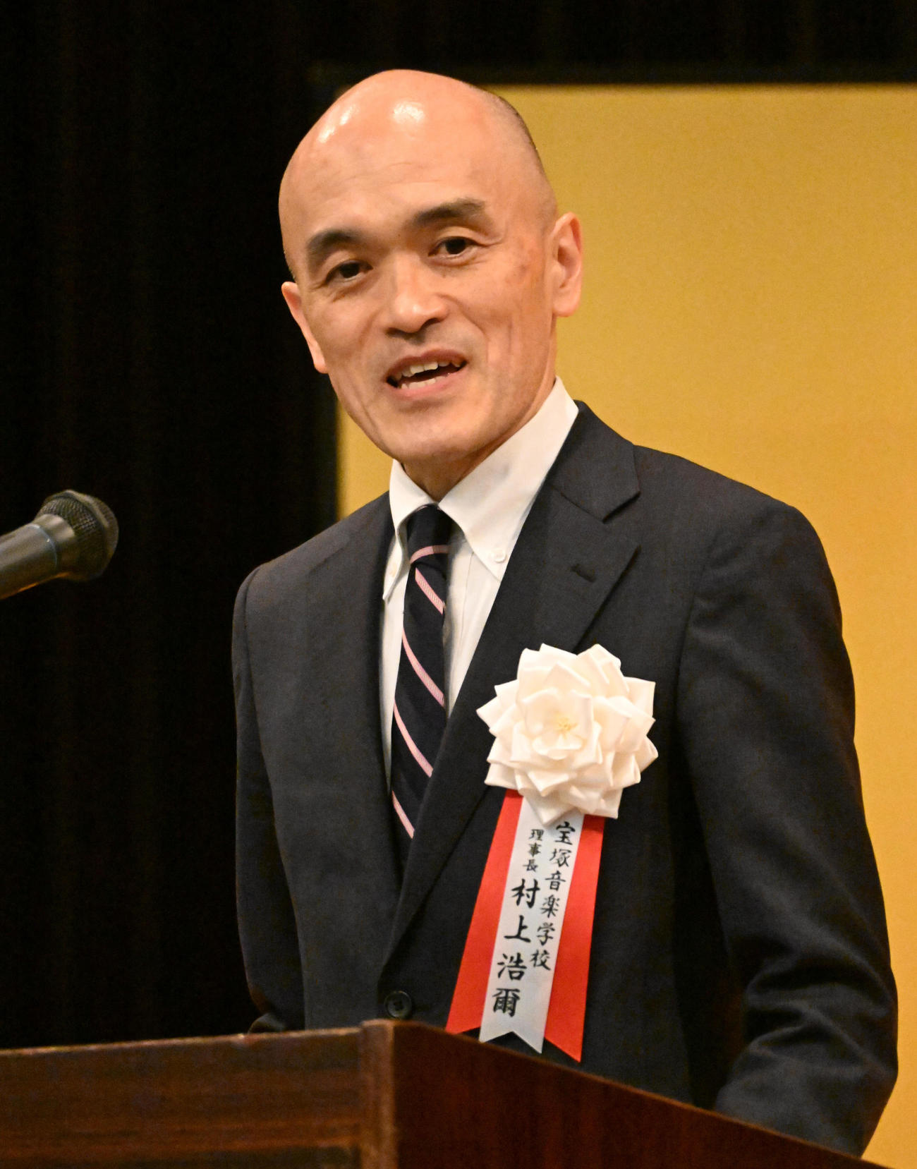 入学式であいさつをする宝塚歌劇団の村上浩爾理事長（撮影・石井愛子）