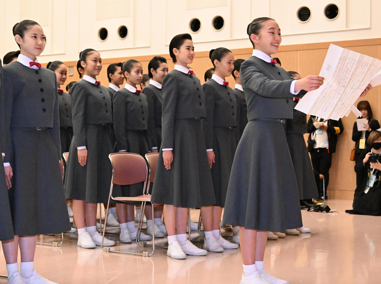 入学式で答辞を述べる新入生総代の佐藤桜耶さん（右）（撮影・石井愛子）