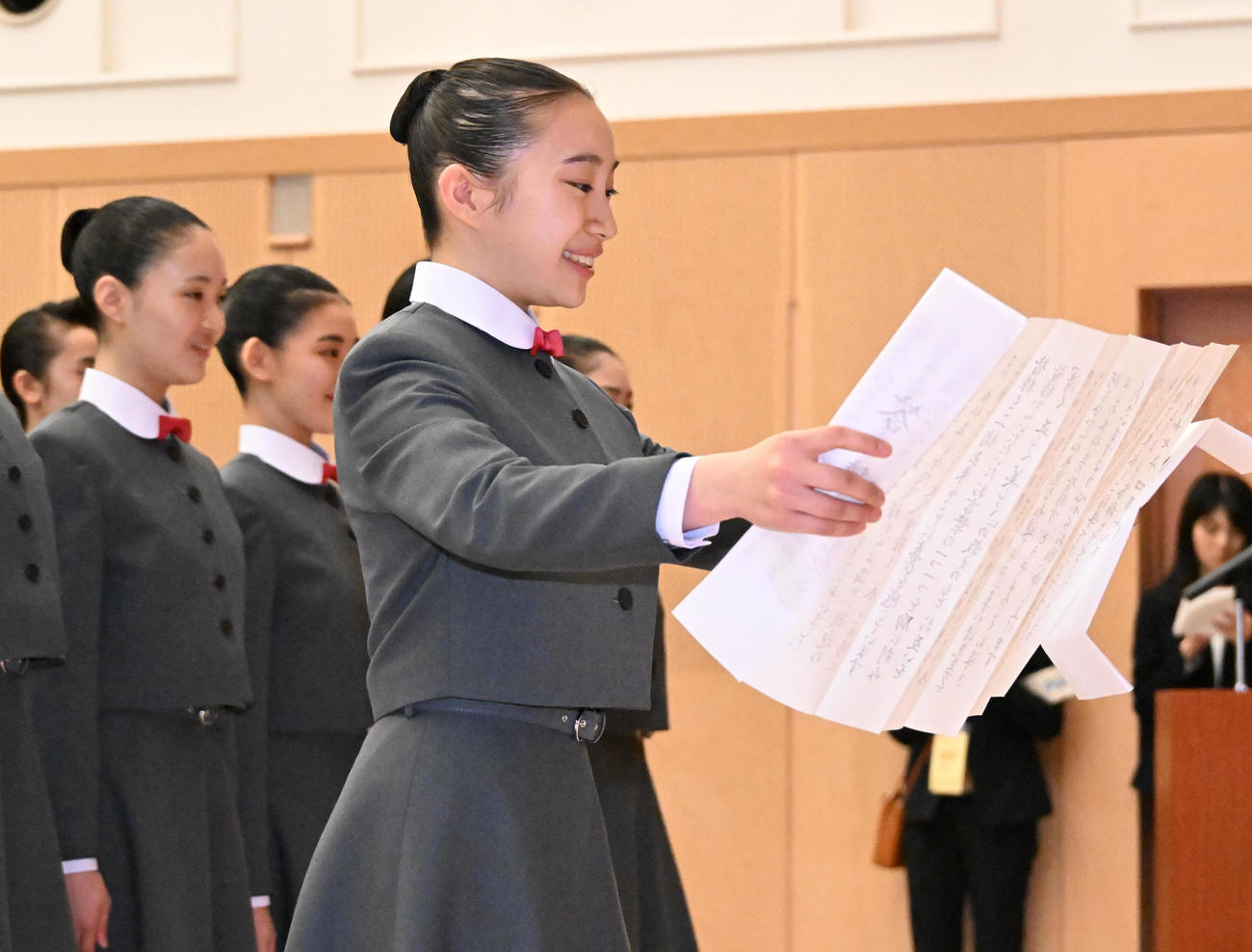 入学式で答辞を述べる新入生総代の佐藤桜耶さん（撮影・石井愛子）