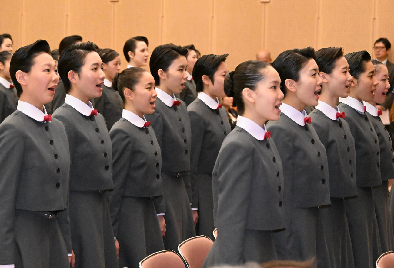 入学式で校歌を歌う第113期生の新入生たち（撮影・石井愛子）
