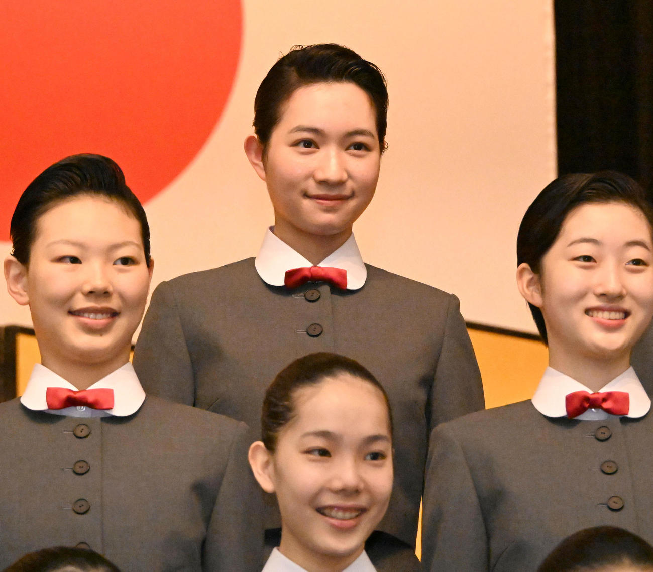 宝塚音楽学校に入学した元巨人林昌範氏と亀井京子アナウンサーの長女、林心優さん（後列中央）（撮影・石井愛子）