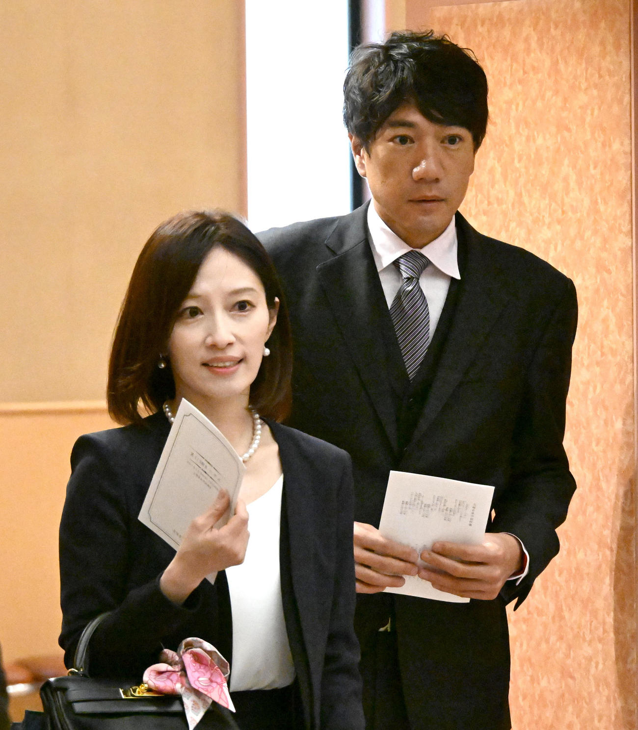 娘の入学式に出席する元巨人林昌範氏（右）と亀井京子アナウンサー（撮影・石井愛子）