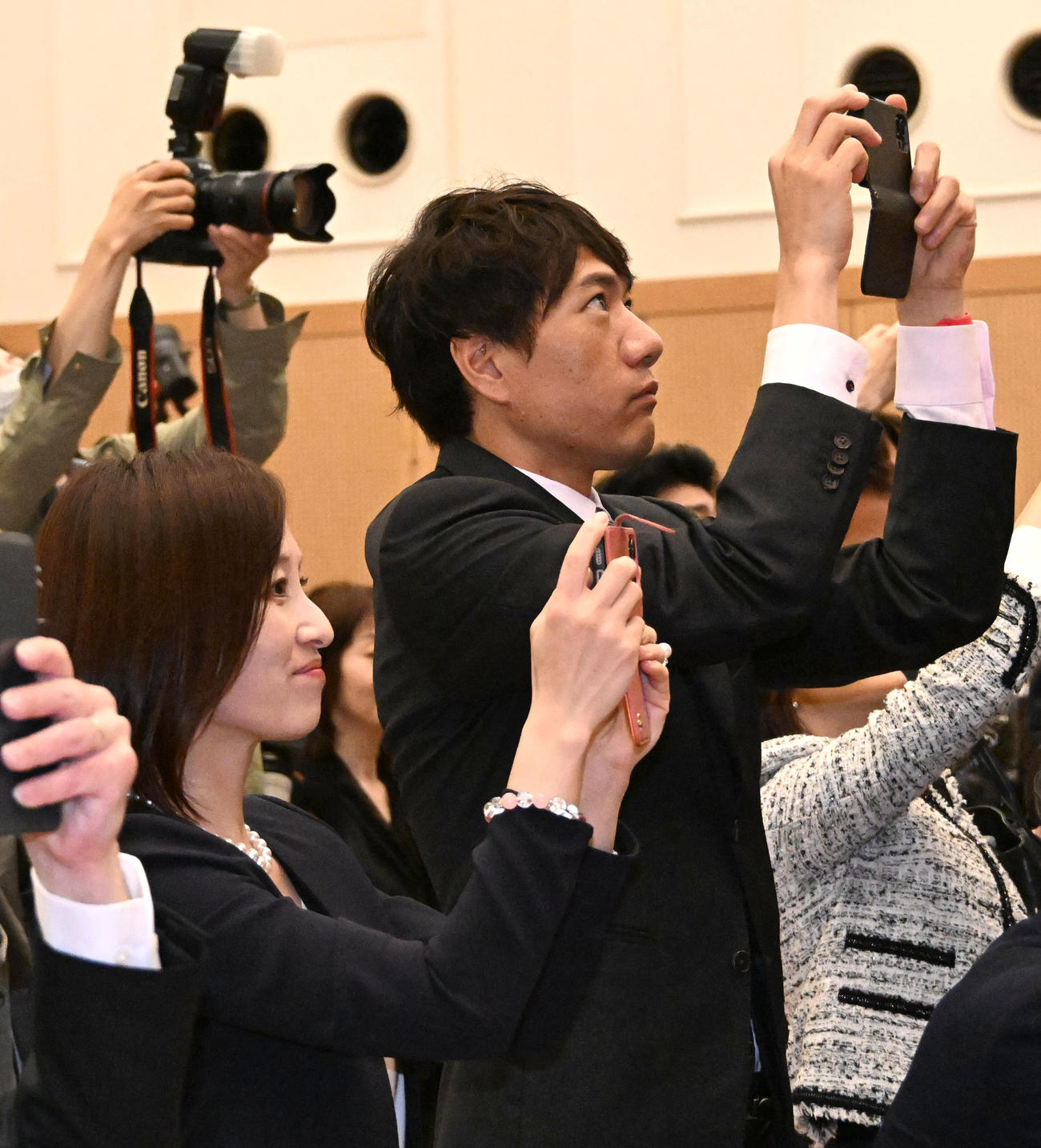 入学式で娘の写真を撮影する元巨人林昌範氏（右）と亀井京子アナウンサー（撮影・石井愛子）