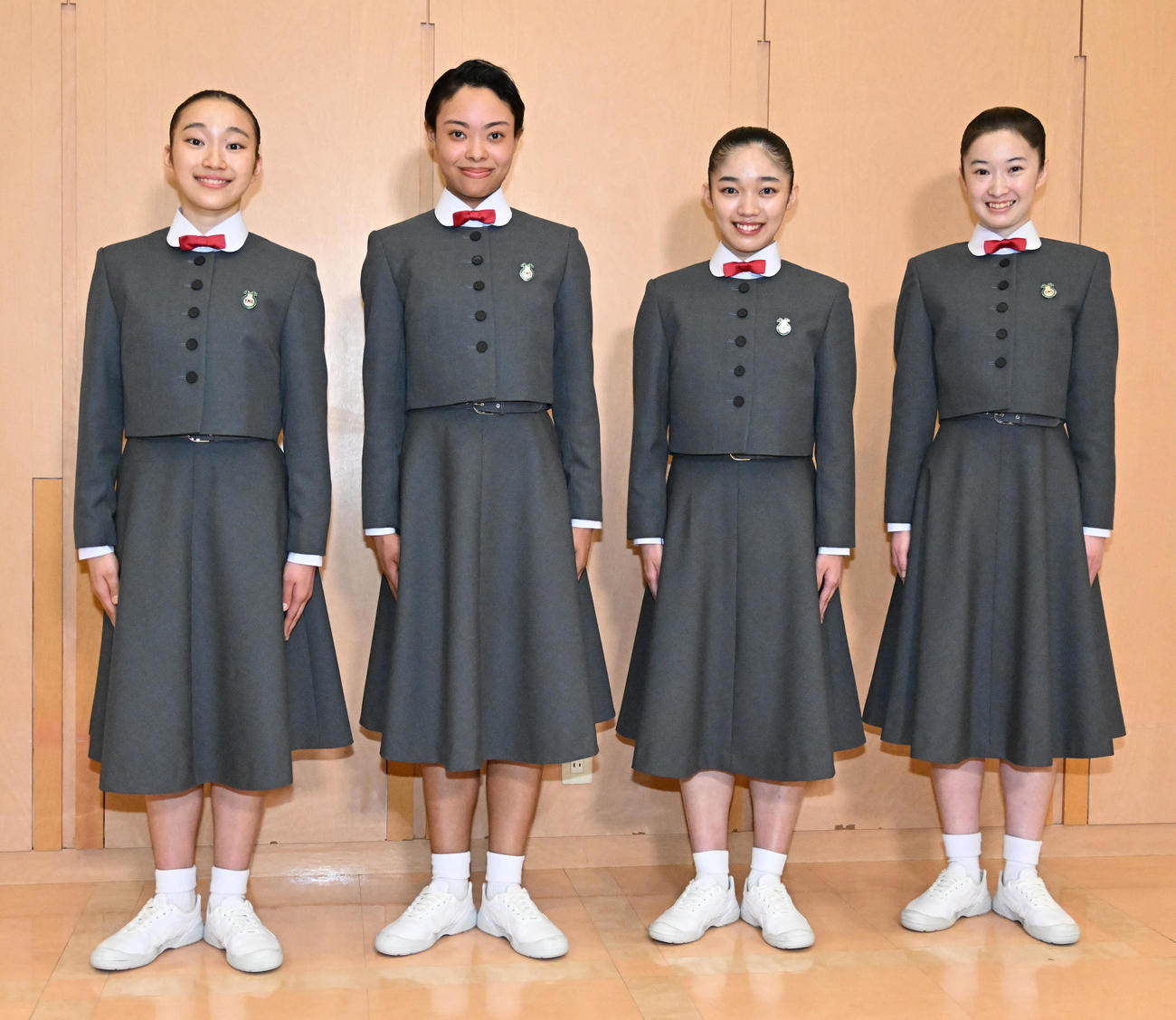 宝塚音楽学校第113期生を代表し取材対応した（左から）佐藤桜耶さん、青木さらさん、松崎瑠璃さん、長谷川佳凜さん（撮影・石井愛子）