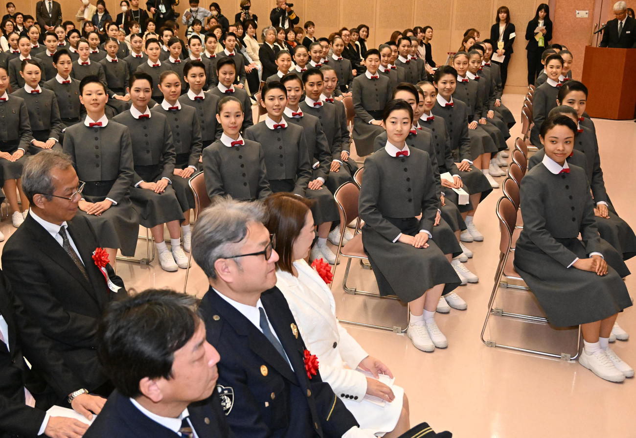 宝塚音楽学校に入学した第113期生ら（撮影・石井愛子）