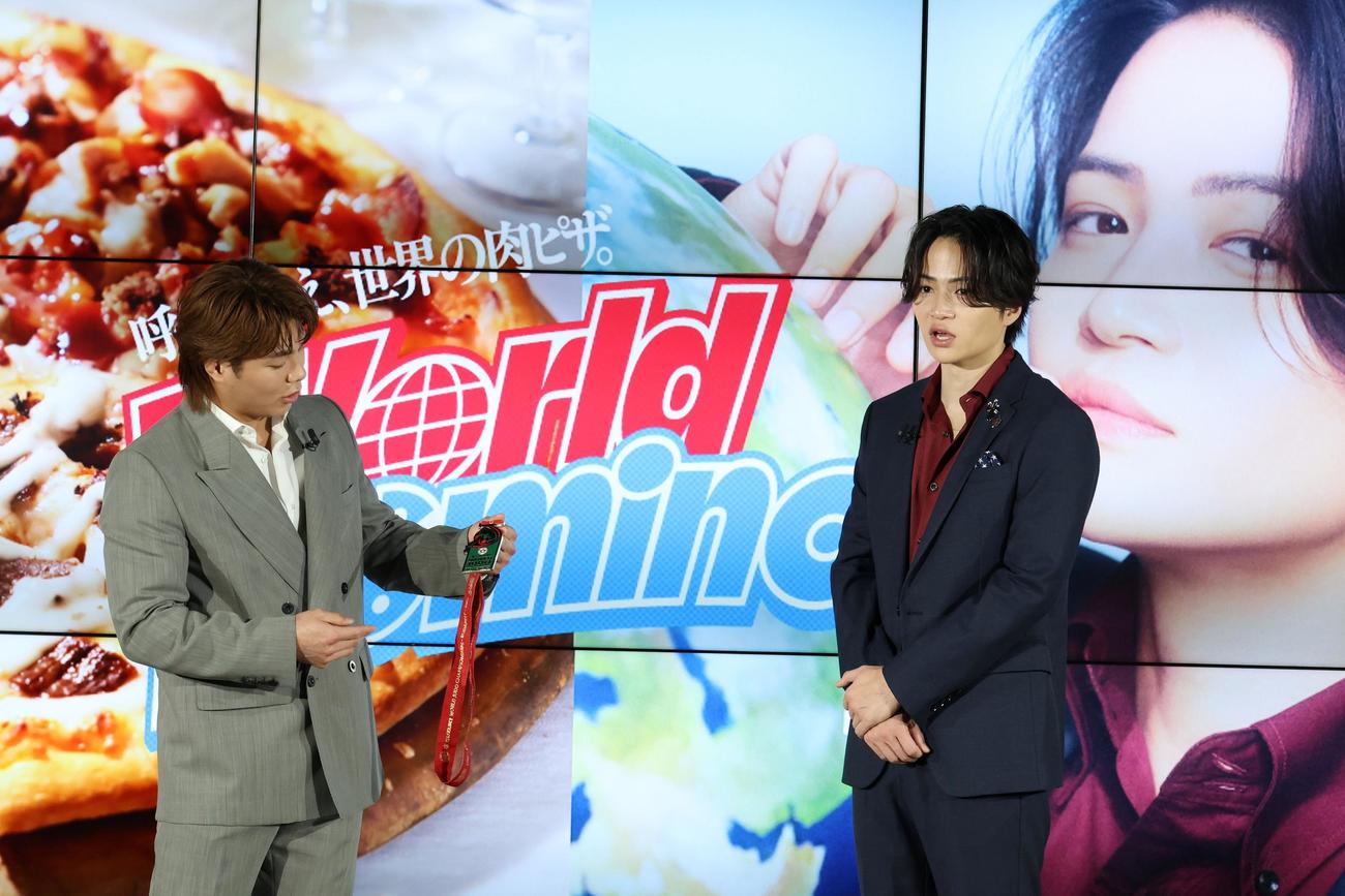 ドミノ・ピザ「ワールドドミノ欧州編」新製品発表会に参加した阿部一二三（左）と菊池風磨（撮影・中島郁夫）