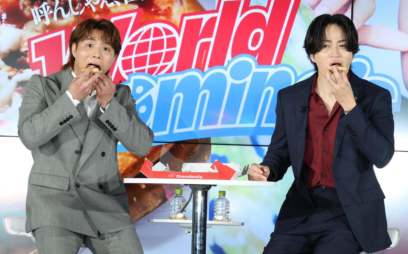ドミノ・ピザ「ワールドドミノ欧州編」新製品発表会で試食する阿部一二三（左）と菊池風磨（撮影・中島郁夫）