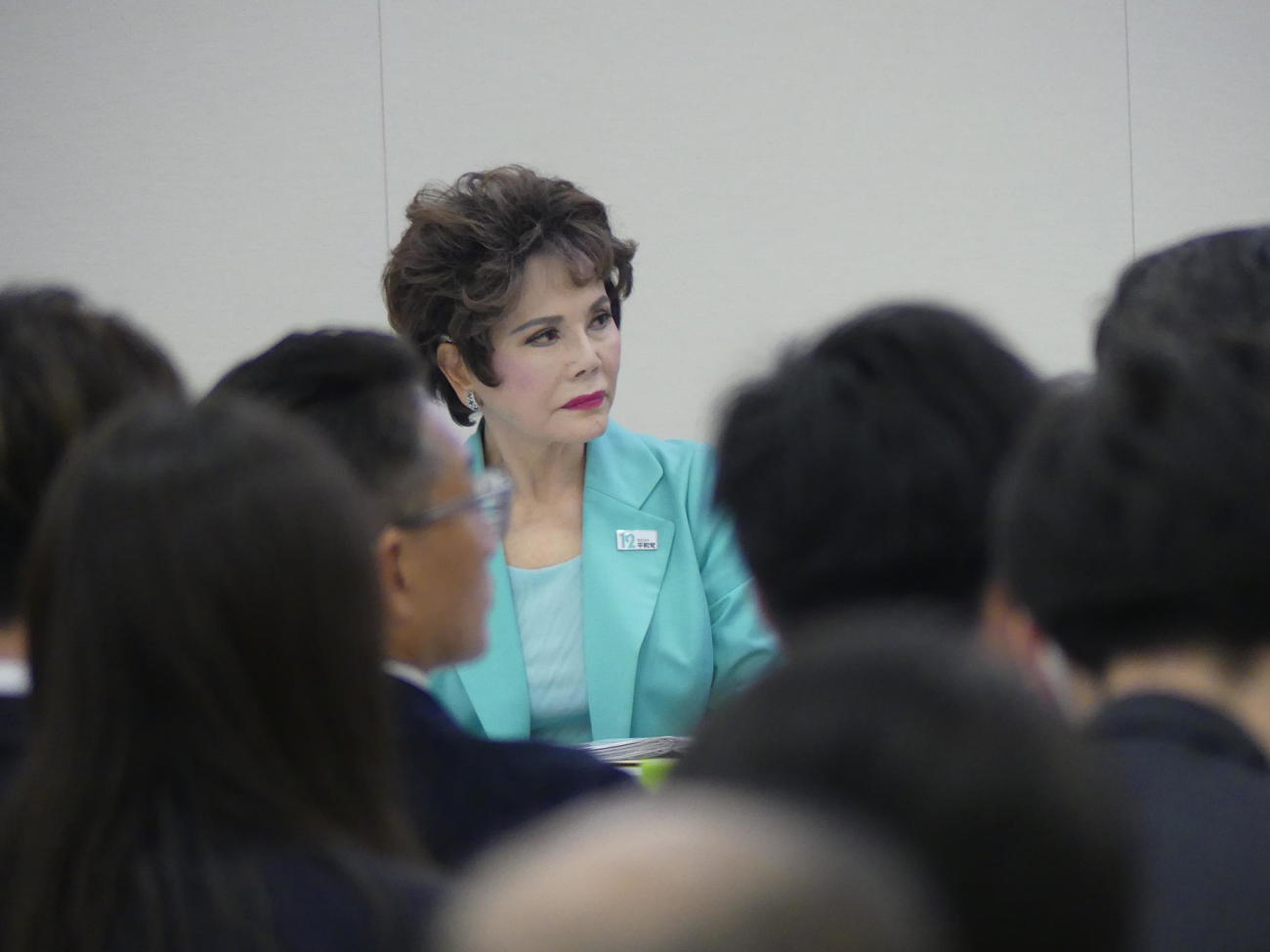 国会内で開かれた動物愛護推進勉強会に出席し、登壇者のあいさつに耳を傾けるデヴィ夫人（撮影・中山知子）