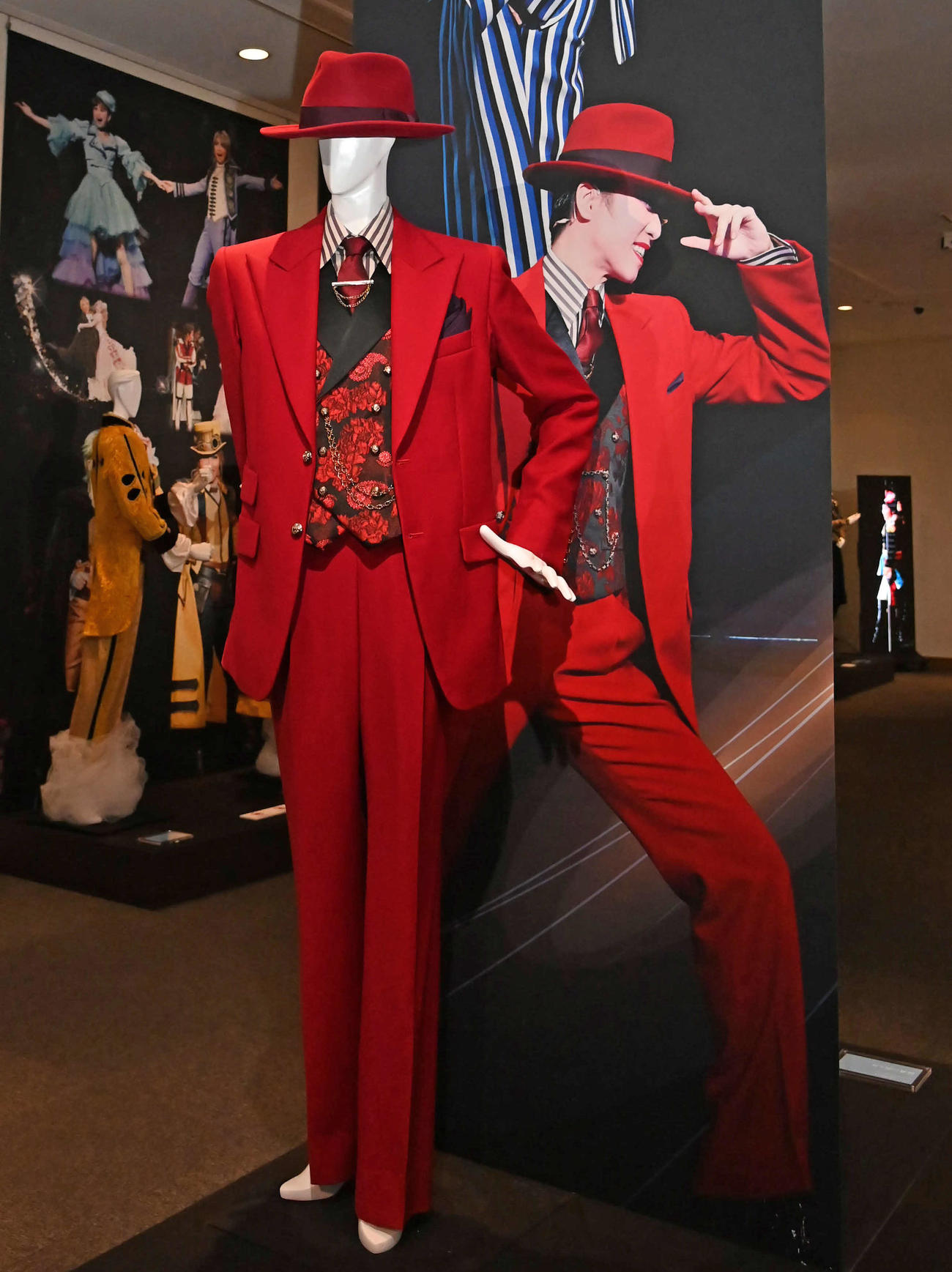 ●特別企画展に展示された「モアー・ダンディズム！」の衣装（撮影・石井愛子）