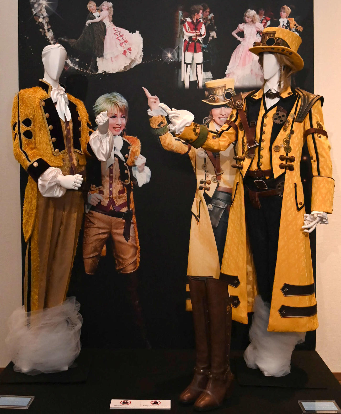 ●特別企画展に展示された「めぐり会いは再び2nd～Star Bride」の衣装（撮影・石井愛子）