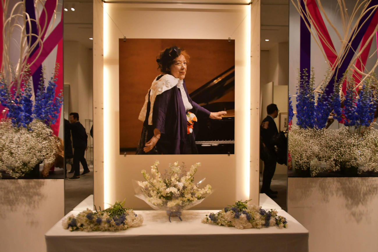 西武渋谷店の追悼展で設置されたフジコ・ヘミングさんの献花台