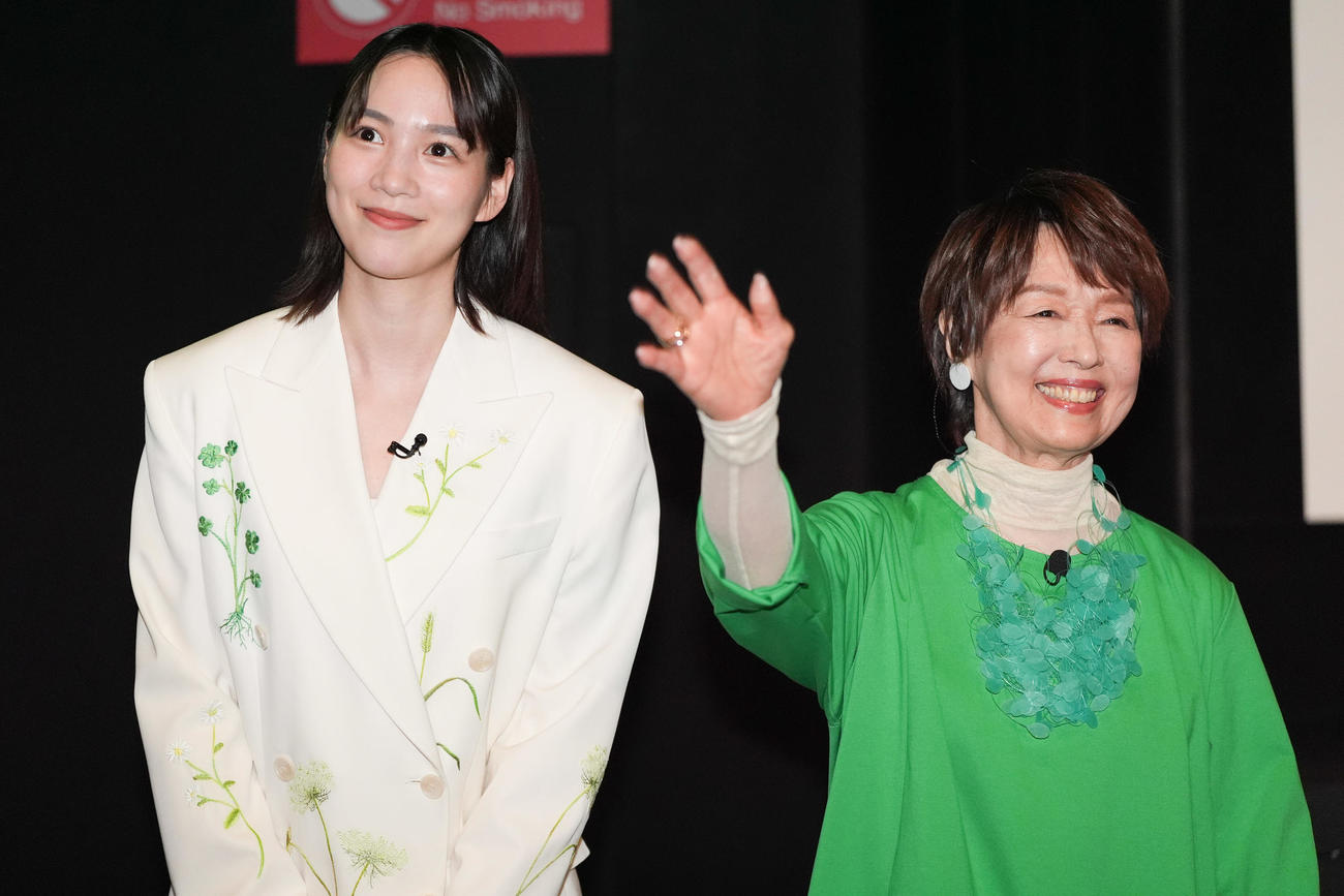 伊丹十三4K映画祭「スーパーの女」上映記念登壇イベントに登壇した宮本信子（右）とのん（撮影・鈴木みどり）