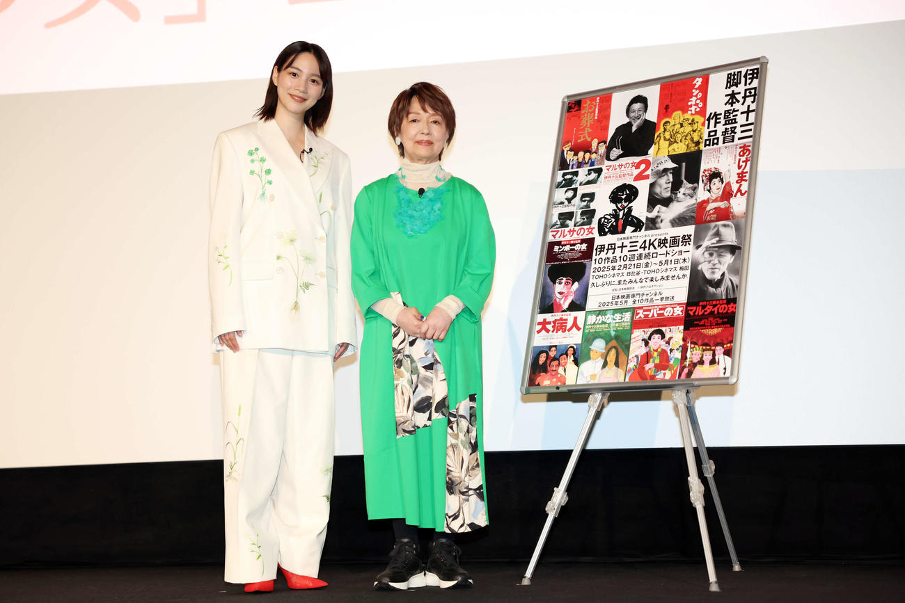 伊丹十三4K映画祭「スーパーの女」上映記念登壇イベントのフォトセッションで笑顔ののん（左）と宮本信子（撮影・山本朝陽）