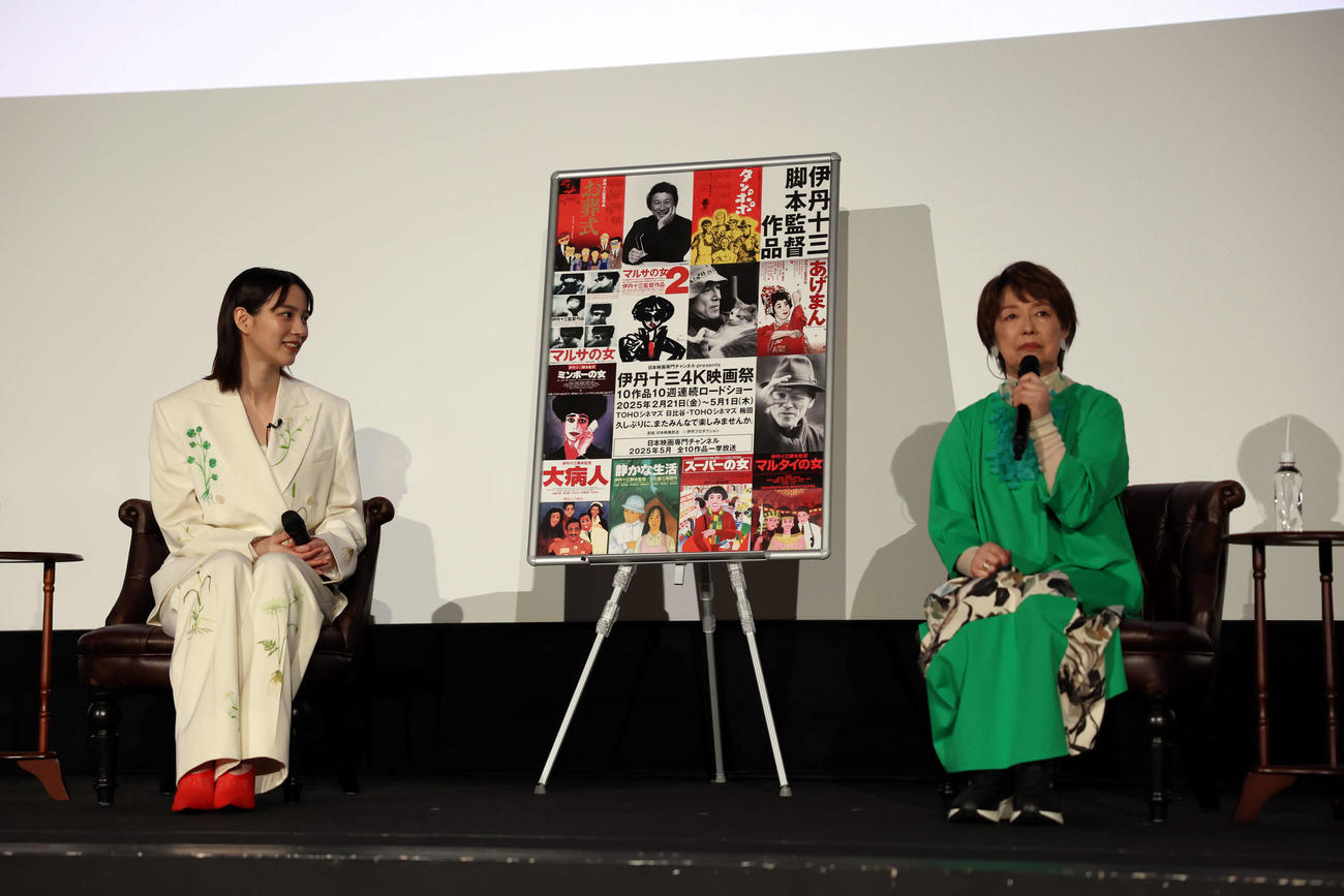 伊丹十三4K映画祭「スーパーの女」上映記念登壇イベントでトークを行うのん（左）と宮本信子（撮影・山本朝陽）
