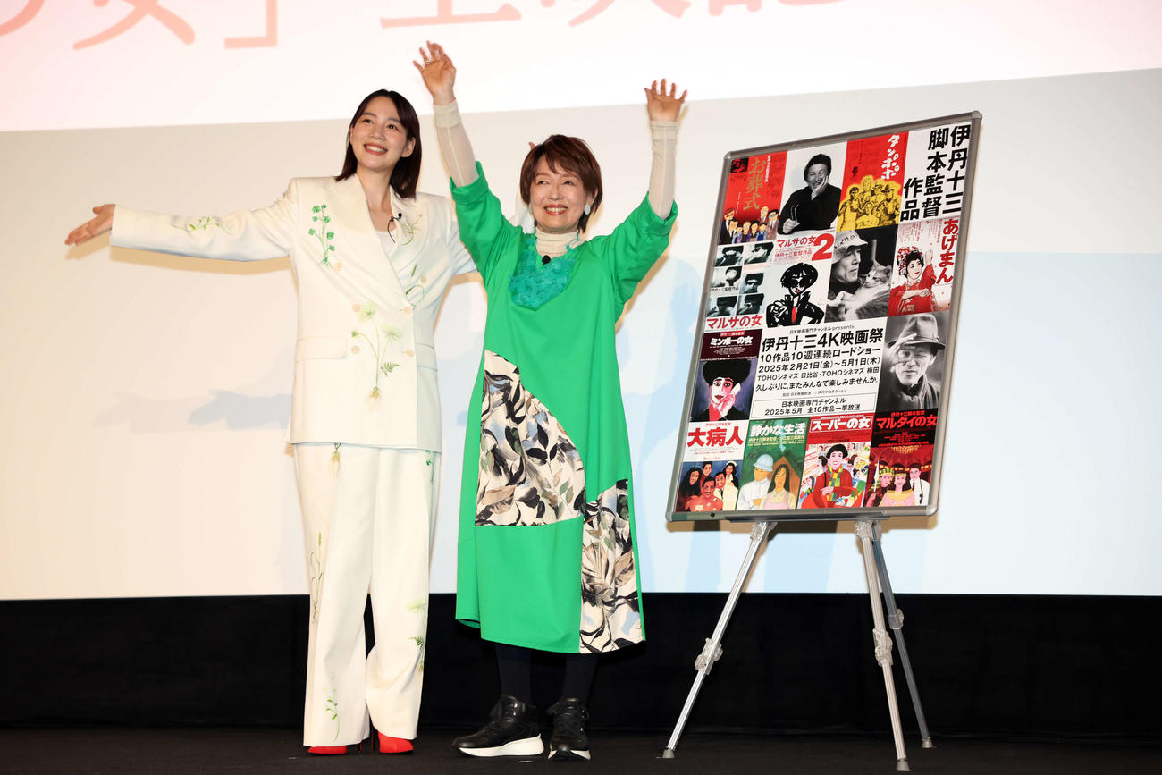 伊丹十三4K映画祭「スーパーの女」上映記念登壇イベントのフォトセッションで笑顔で手を振るのん（左）と宮本信子（撮影・山本朝陽）
