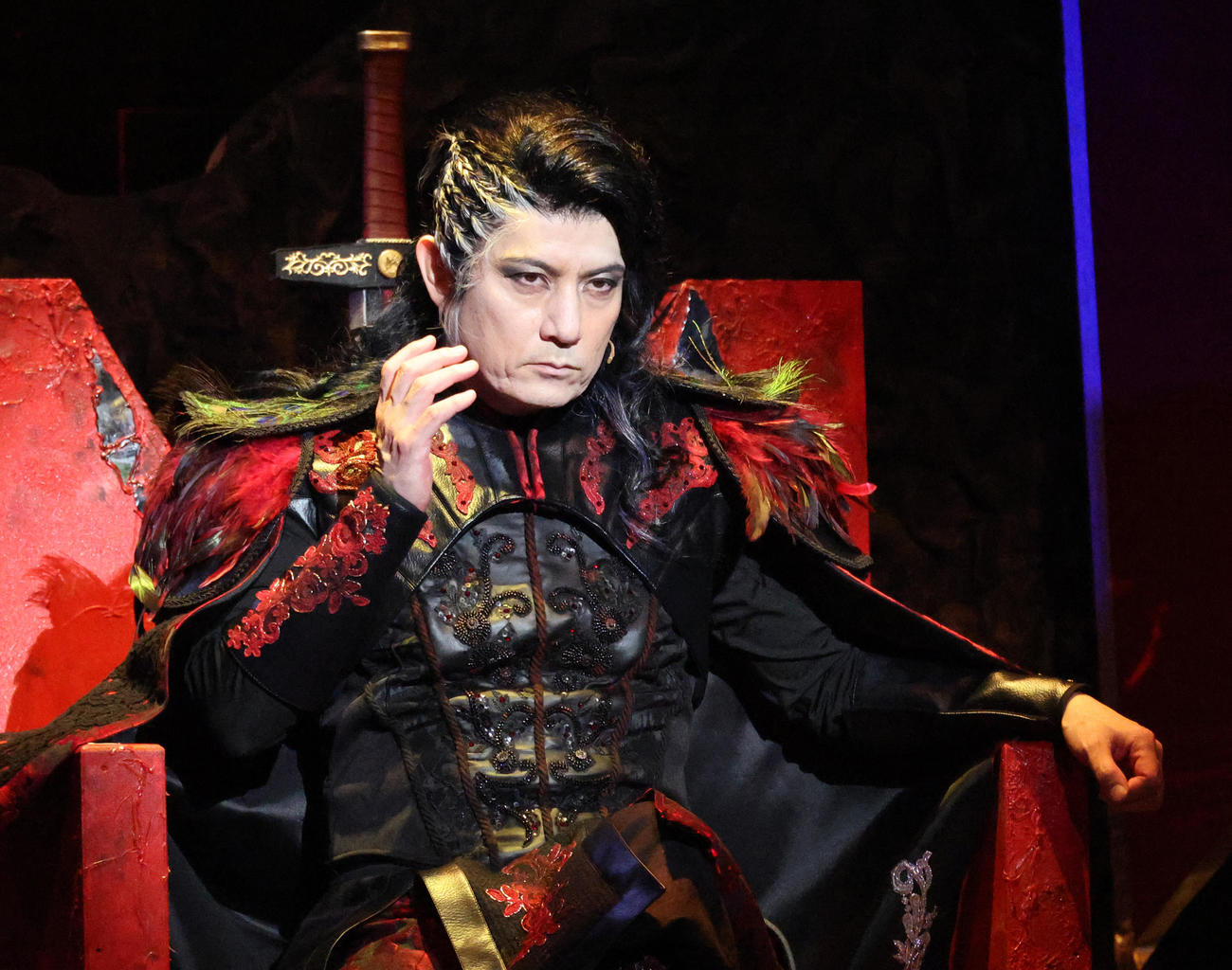 舞台「デスティニー」で熱演する佐藤アツヒロ（撮影・中島郁夫）