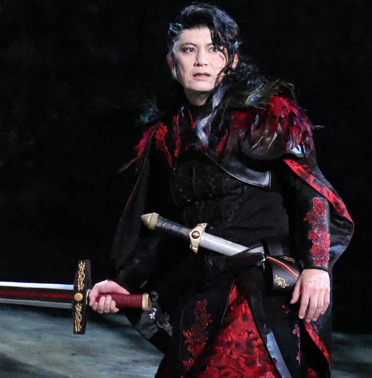 舞台「デスティニー」で熱演する佐藤アツヒロ（撮影・中島郁夫）