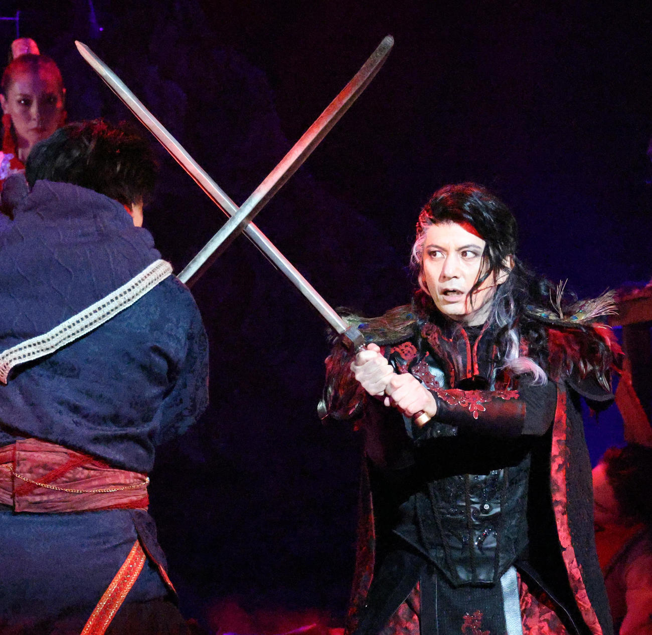 舞台「デスティニー」で熱演する佐藤アツヒロ（撮影・中島郁夫）