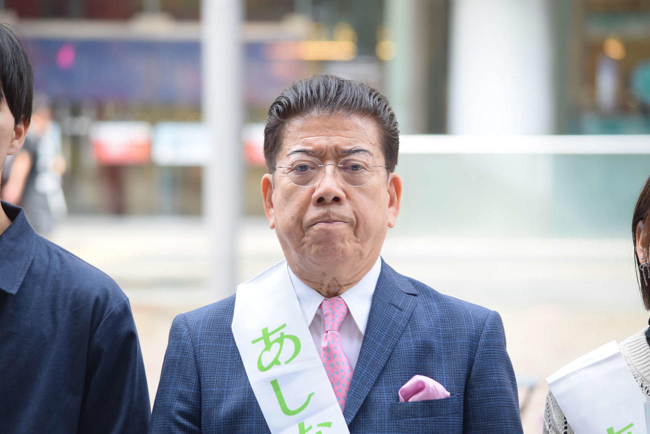 「あしなが学生募金」オープニングセレモニーで募金を呼びかける西川きよし（撮影・阪口孝志）