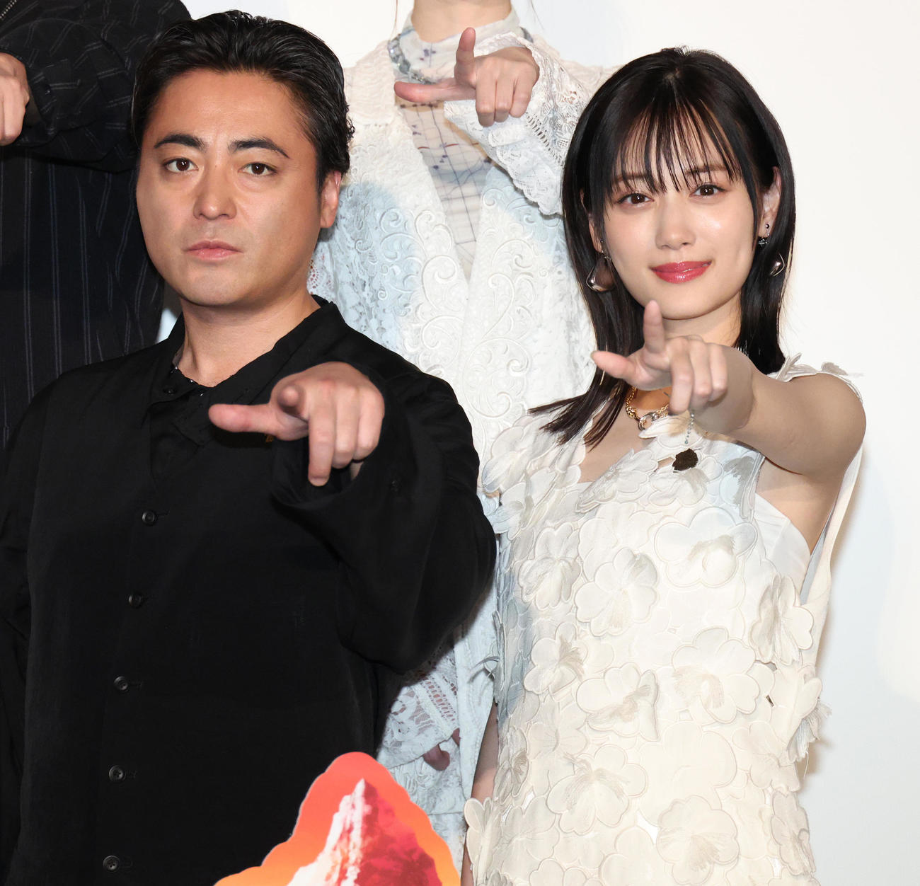 映画「名探偵コナン　隻眼の残像」公開記念舞台あいさつを行った山田孝之（左）と山下美月（撮影・中島郁夫）